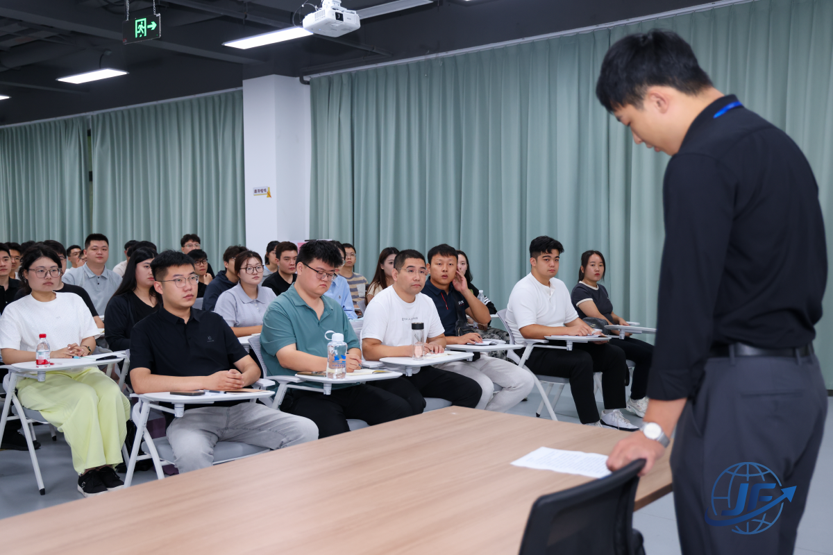 公司负责人高源君围绕岗位履职要点展开细致讲解